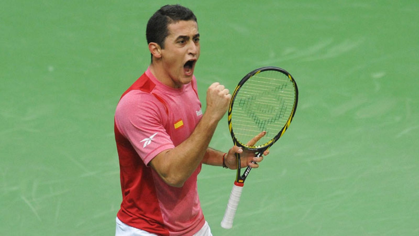 Cuando Tomas Berdych estaba encima de la red dispuesto a ganar el punto a Almagro, el murciano se ha sacado un gran golpe ante el que el checo no ha podido hacer nada.