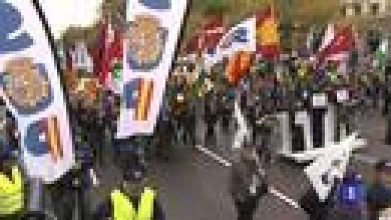  Miles de policías nacionales y municipales se han manifestado hoy en Madrid contra los recortes salariales