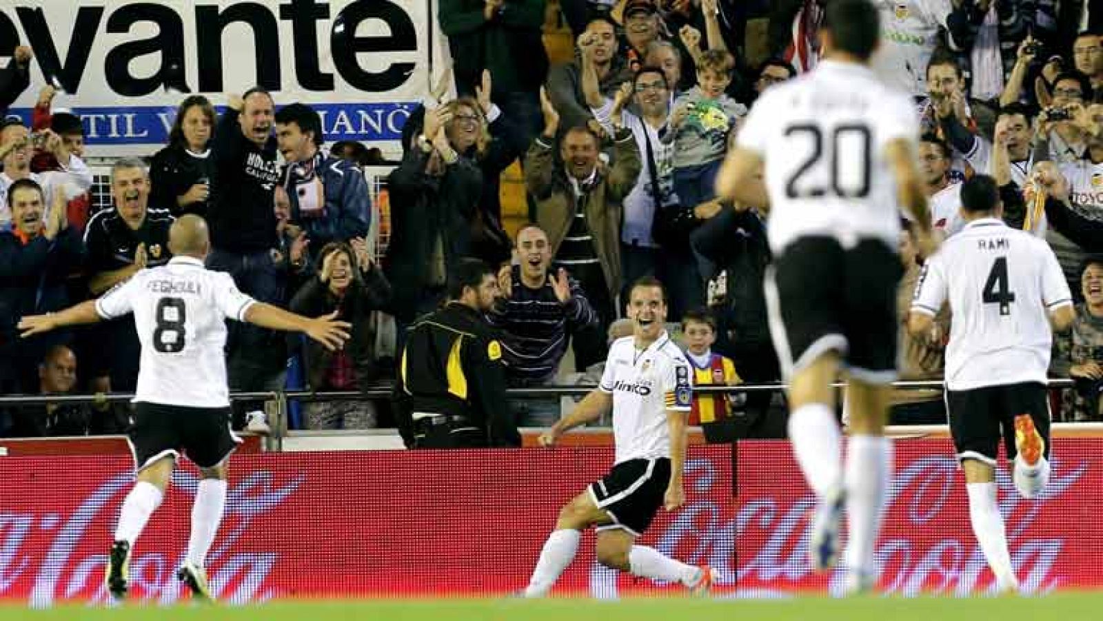 Mestalla es el arma nada secreta del Valencia. Gana en casa todo lo que pierde fuera y en casa recibe el martes  al Bayern de Munich, partido que veremos en La 1 antes, esta tarde a partir de las seis a un Espanyol en plena crisis. Es baja de última
