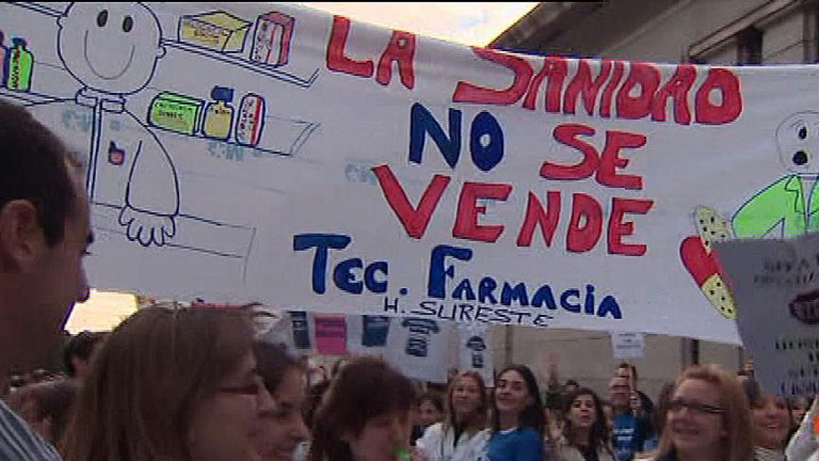 Trabajadores del sistema sanitario madrileño se manifiestan este domingo en una marcha denominada 'marea blanca' que protesta por el "desmantelamiento" de la sanidad pública, que ha partido desde distintos hospitales para confluir en Cibeles a las 13 horas y, desde allí, continuar hacia Sol.