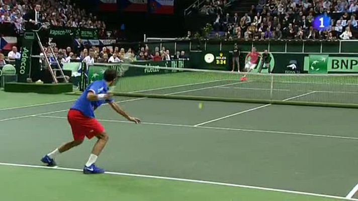  - Stepanek se lanza en plancha para rematar