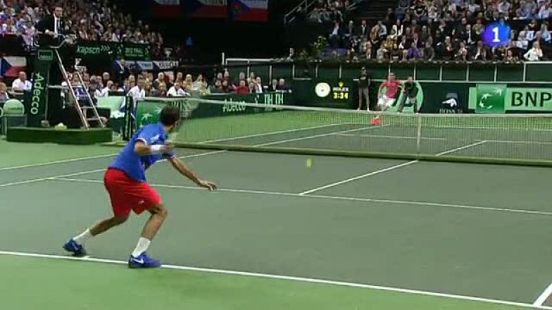 Stepanek se ha lanzado en plancha en un difícil remate para acabar ganando el punto a Nicolás Almagro en el partido decisivo de la final de la Davis. 