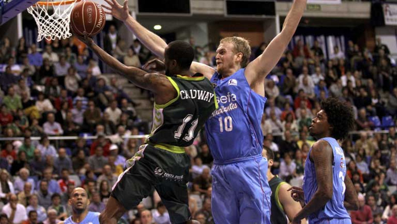 El Asefa Estudiantes sigue cosechando triunfos. El quinto lo ha conseguido frente al Unicaja (74-85), al que se ha impuesto en el Martín Carpena, con Germán Gabriel como jugador más destacado.