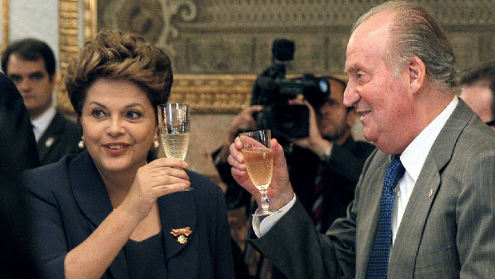 La presidenta de Brasil, Dilma Rousseff, se ha reunido con rey de España, Juan Carlos I, en visita oficial, tras la Cumbre Iberoamericana del pasado fin de semana en Cádiz. El monarca ha invitado a las empresas cariocas a invertir en España. Por su parte, Rousseff ha reconocido la austeridad como mecanismo para salir de la crisis, siempre que se tenga en cuenta la importancia de apostar por el crecimiento.