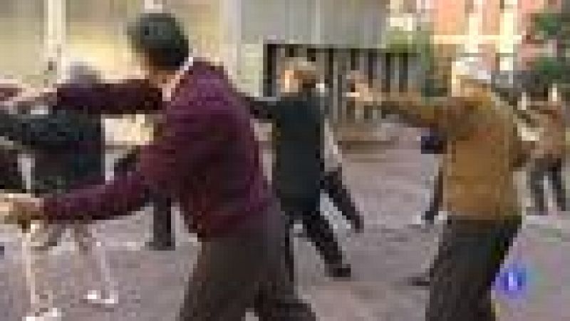 Artur Mas hace campaña electoral en una residencia de ancianos