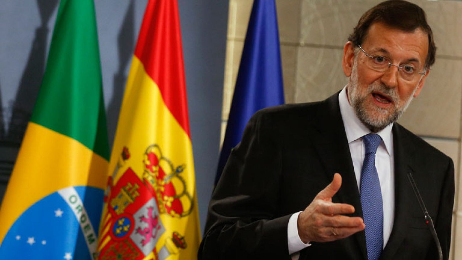 El presidente del Gobierno, Mariano Rajoy, ha hecho un pequeño balance de su año de mandato y se ha preguntado "qué hubiese pasado" si no hubiese tomado algunas medidas difíciles. También ha dicho que al Gobierno "no le pilló por sorpresa" el aumento del paro en 2012, que espera un mejor 2013 y crecimiento en 2014. Rajoy ha manifestado que "no solo son medidas para reducir el déficit", sino estructurales para crear empleo, riqueza y más integración en la Unión Europea. Para finalizar ha resaltado que sabe que sus medidas han hecho "daño a mucha gente", pero que son imprescindibles para el crecimiento futuro.