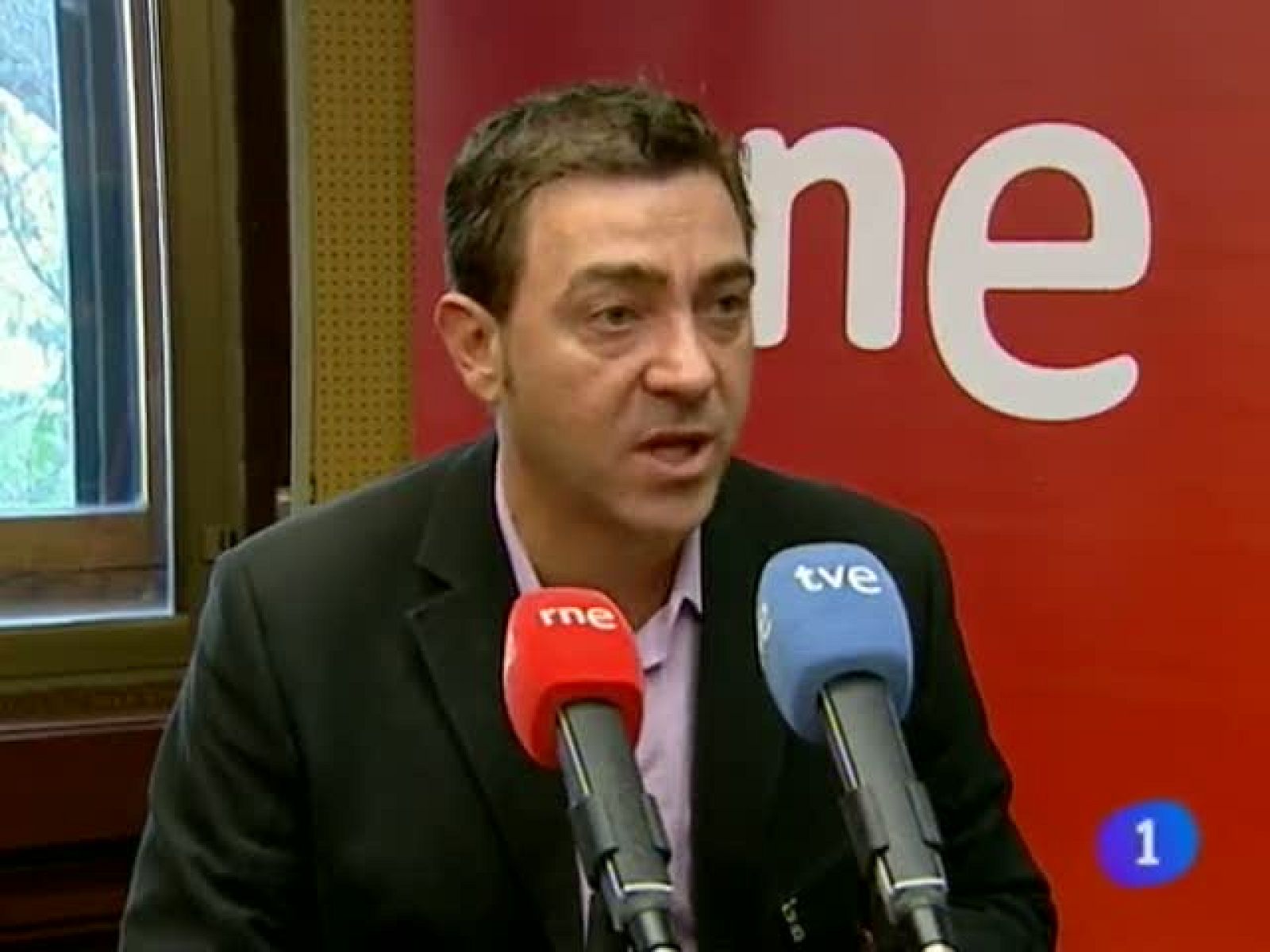   Roberto Jiménez (PSN) no apoyaría una moción de censura contra el Gobierno de UPN, aunque está dispuesto a llegar a acuerdos con todas las fuerzas progresistas de la oposición sin excluir a Bildu. Barcina alerta del "peligro" que para la realidad política de Navarra supondría un gobierno con presencia nacionalista. Hoy, 20 de noviembre, es el día Mundial de la Infancia. Acción contra el hambre nos recuerda que 220 millones de niños padecen desnutrición en el mundo. En Osasuna Oier asegura que el equipo se ha sacudido sus miedos y está en línea ascendente.