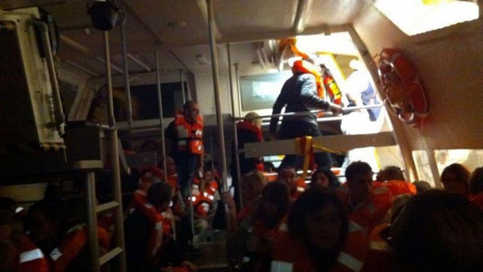 Los pasajeros del Costa Concordia esperan la evacuación