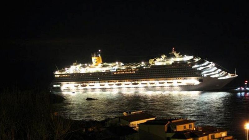 El Concordia choca con unas rocas que rasgan 70 emtros del casco, el agua entró en la sala de máquinas, los motores se pararon ye l barco empezó a desnivelarse.