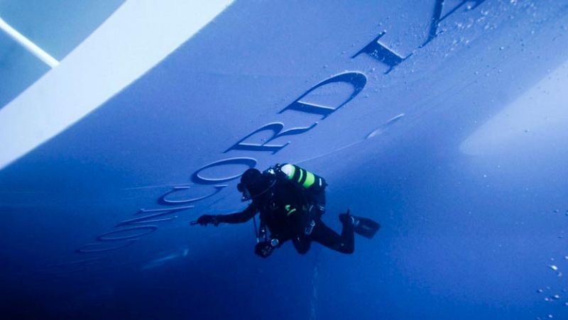 Los submarinistas recorren las salas del buque hundido a la búsqueda de supervivientes y de los cadáveres de los desaparecidos en una carrera contrarreloj y bajo amenaza de una fuga de fuel.