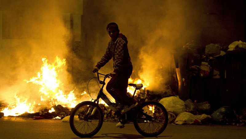 Nueva jornada de incendios y enfrentamientos con la Policía en Jerez a causa de la huelga de basuras