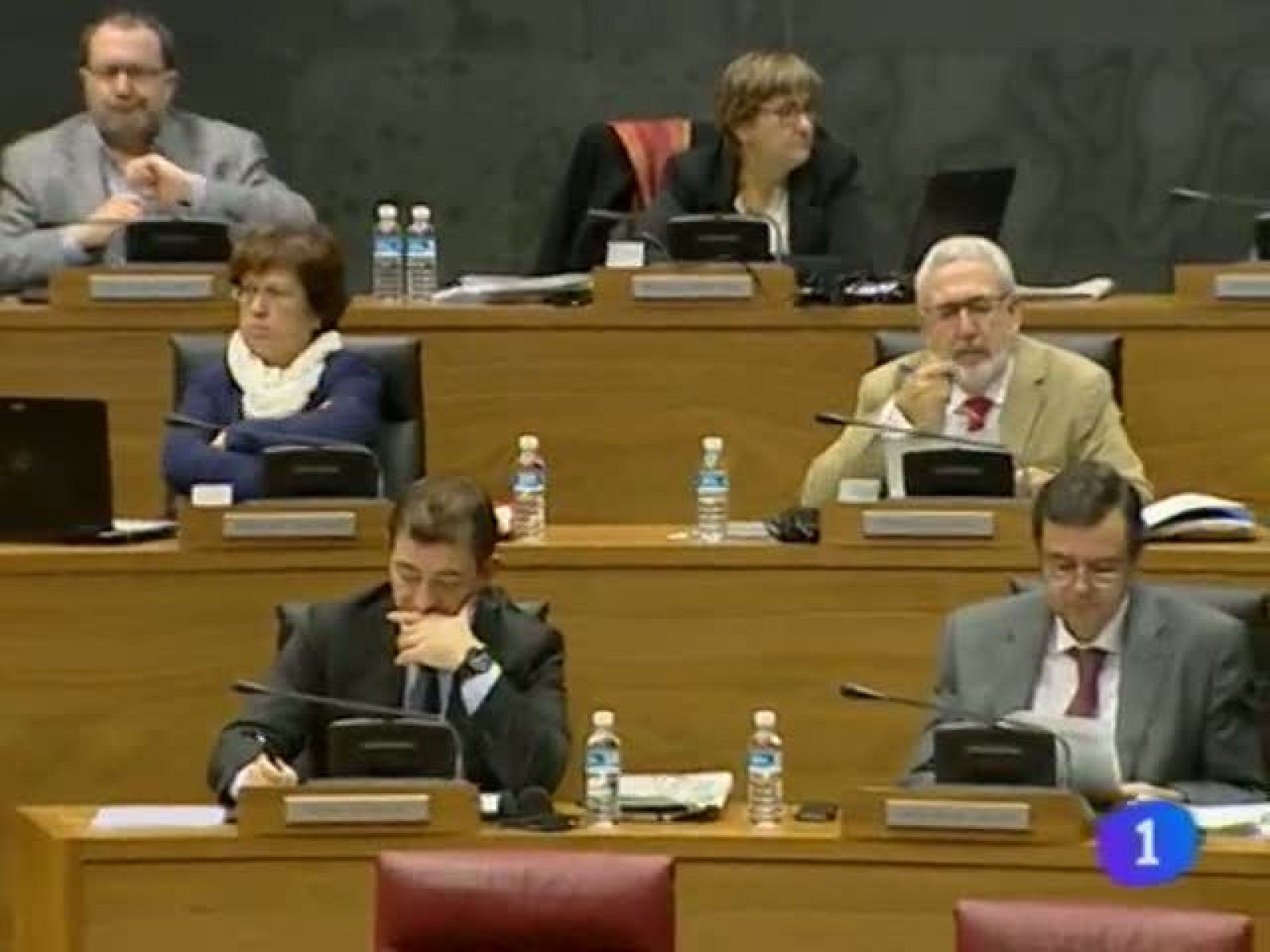    El Parlamento de Navarra devuelve el Proyecto de Presupuestos 2013 al Gobierno votando la primera de las enmiendas a la totalidad presentadas, la de Nabai. El Ejecutivo se verá obligado a prorrogar los Presupuestos de 2012. Los parlamentarios se concentran contra la violencia de género.  Representantes políticos de varias localidades recuerdan que han disminuído las denuncias por violencia de género, pero subrayan que se debe a la crisis económica.