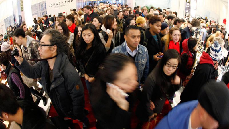 Largas colas en las rebajas navideñas en EE.UU. 