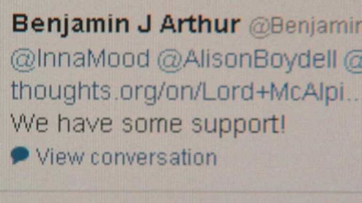 Telediario 1 - McAlpine podría demandar a tuiteros