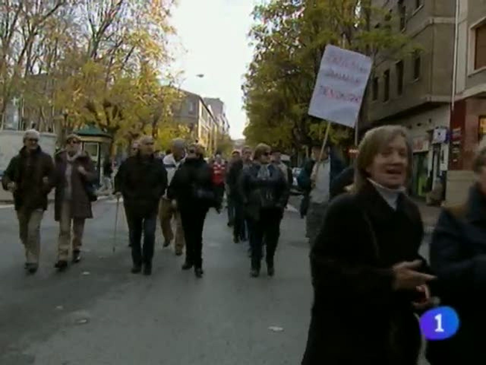    Las instituciones navarras se concentran contra la violencia de género. La asamblea de mayores hace un llamamiento por unas pensiones dignas y frente a lo que consideran un desmantelamiento del estado del bienestar. También protestan los jueces en el Palacio de Justicia por la reforma impulsada por el ministro Alberto Ruiz Gallardón. Aseguran que traerá consigo ERE's en el gremio. 