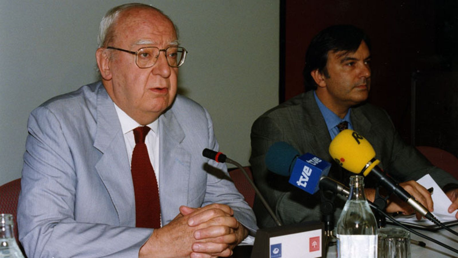 El realizador Jose Luis Borau ha fallecido hoy a los 83 años de edad en Madrid, confirmaron a Efe fuentes de la Real Academia Española, de la que era miembro. La salud del director se había deteriorado mucho en los últimos meses, debido al cáncer de garganta que padecía y que obligó a que fuera ingresado en varias ocasiones en un hospital madrileño, en donde hoy, sobre las 14,30 horas, ha fallecido.