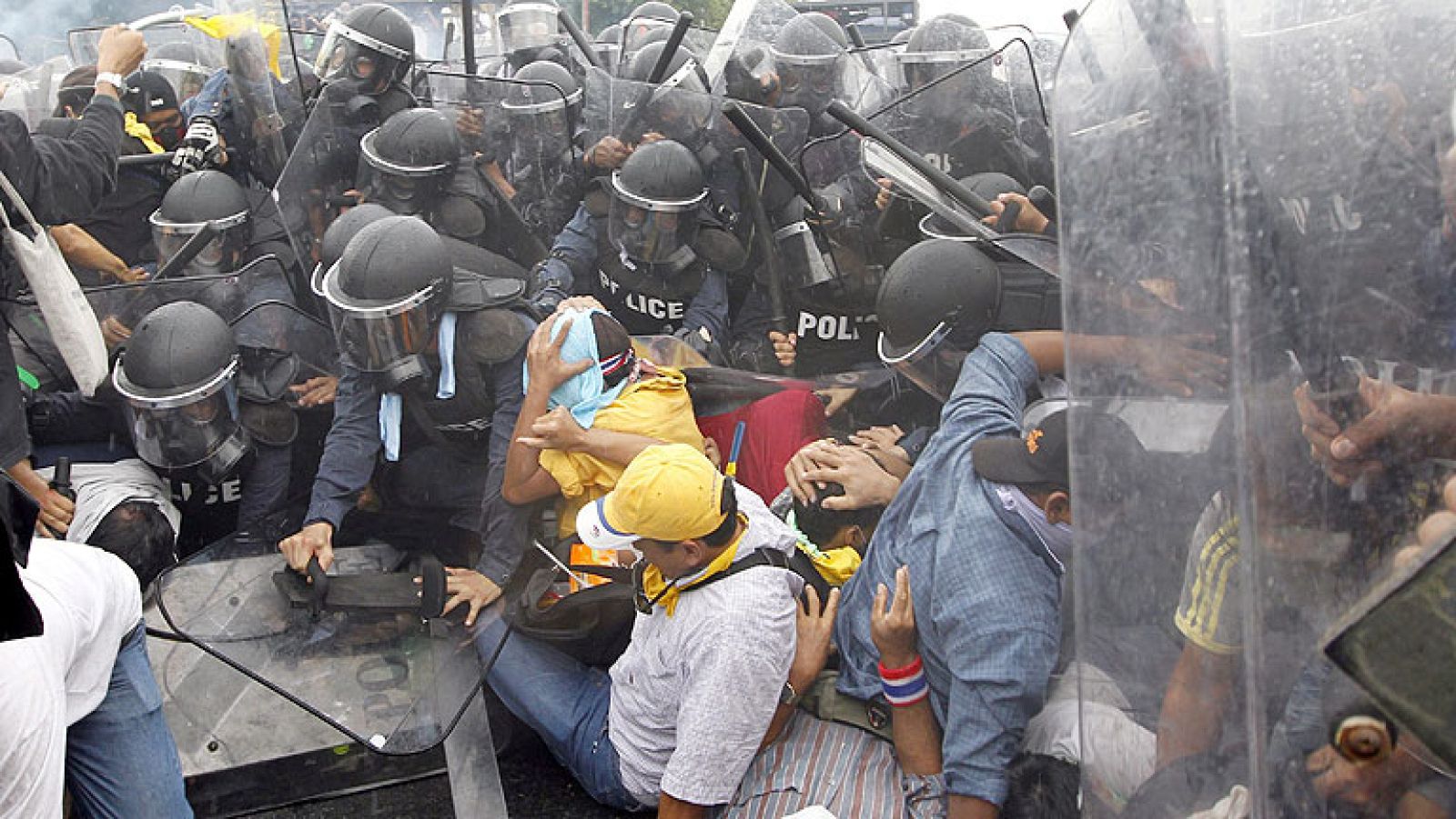 La Policía dispara gases lacrimógenos contra manifestantes antigubernamentales en Bangkok - Informativo 24h | Ver