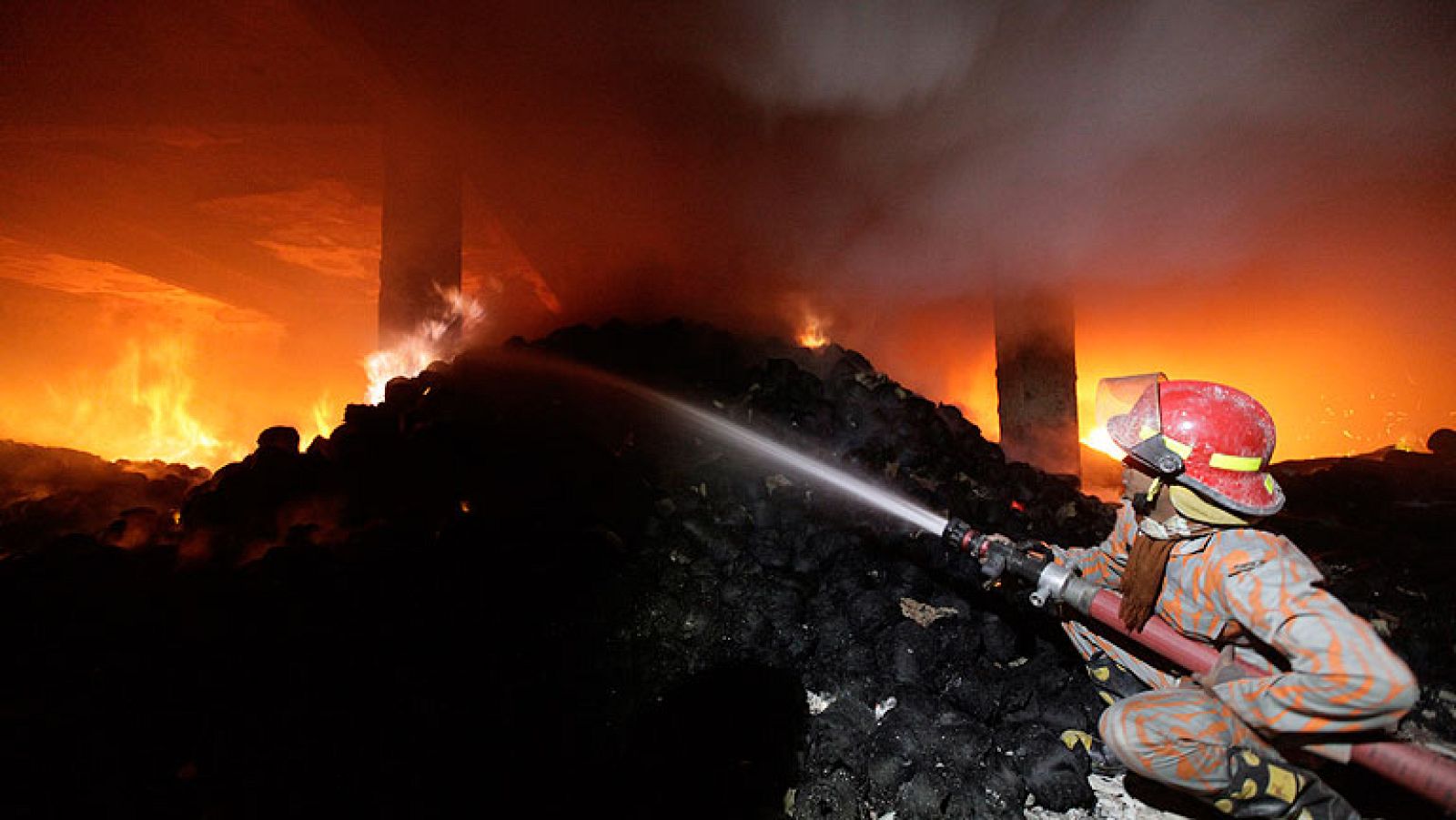 Al menos 124 personas han muerto en un incendio registrado anoche en una fábrica textil de Dacca, la capital de Bangladesh, según informaron fuentes de los servicios civiles y de bomberos citados por medios locales.