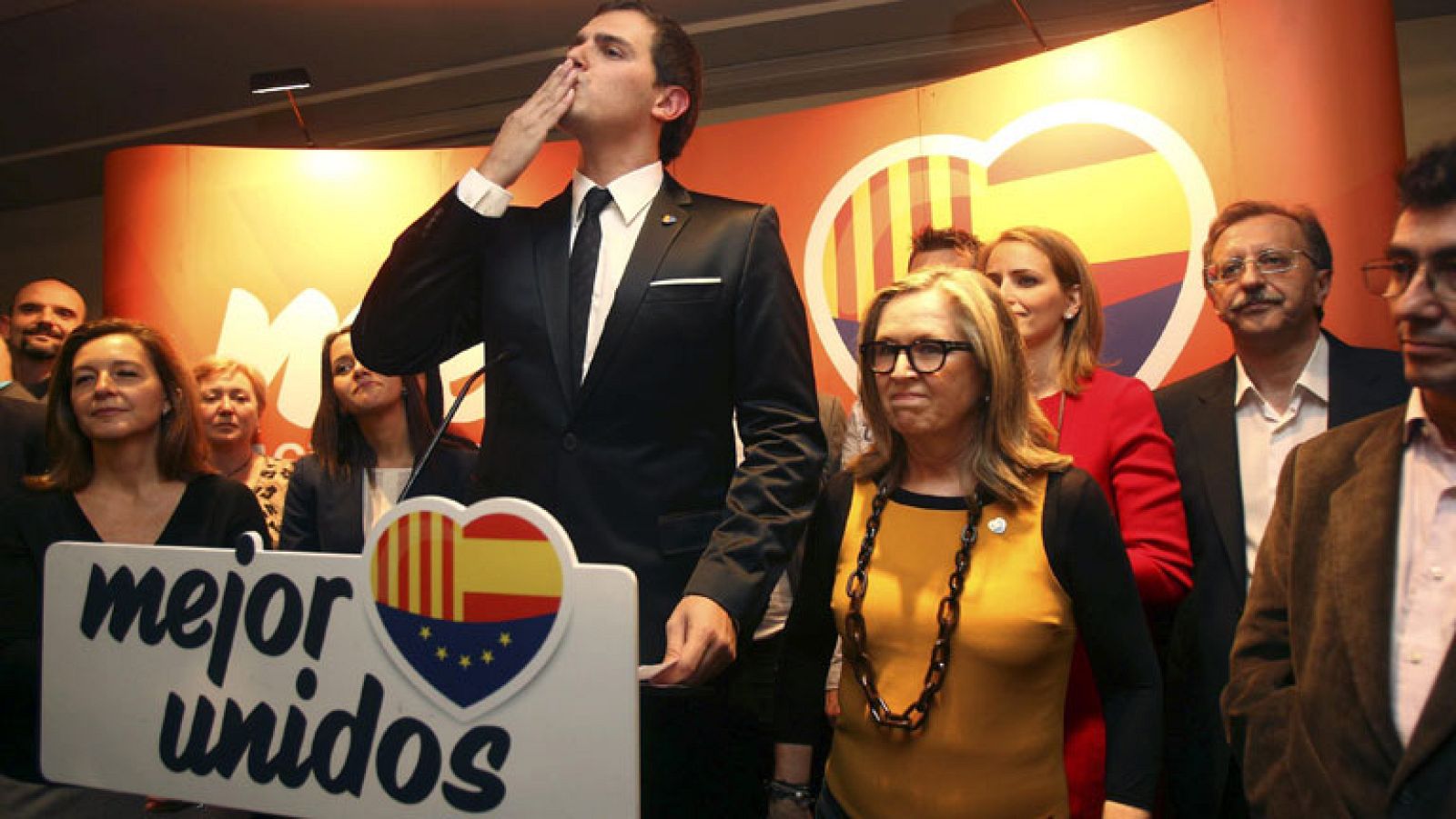 Rivera ha celebrado que su partido haya logrado grupo parlamentario propio y ha exigido al presidente Artur Mas que dimita de su cargo tras el "fracaso estrepitoso" en estos comicios, porque, de no hacerlo, su formación presentará una moción de censura."Este presidente no puede presidir Cataluña, porque ha sacrificado la convivencia, la unión y la estabilidad económica. Le pedimos a CiU, y lo avanzo hoy, que busquen apoyos y una ronda con el resto de partidos, porque queremos otro presidente. No queremos que gobierne este presidente", ha dicho ante sus militantes.