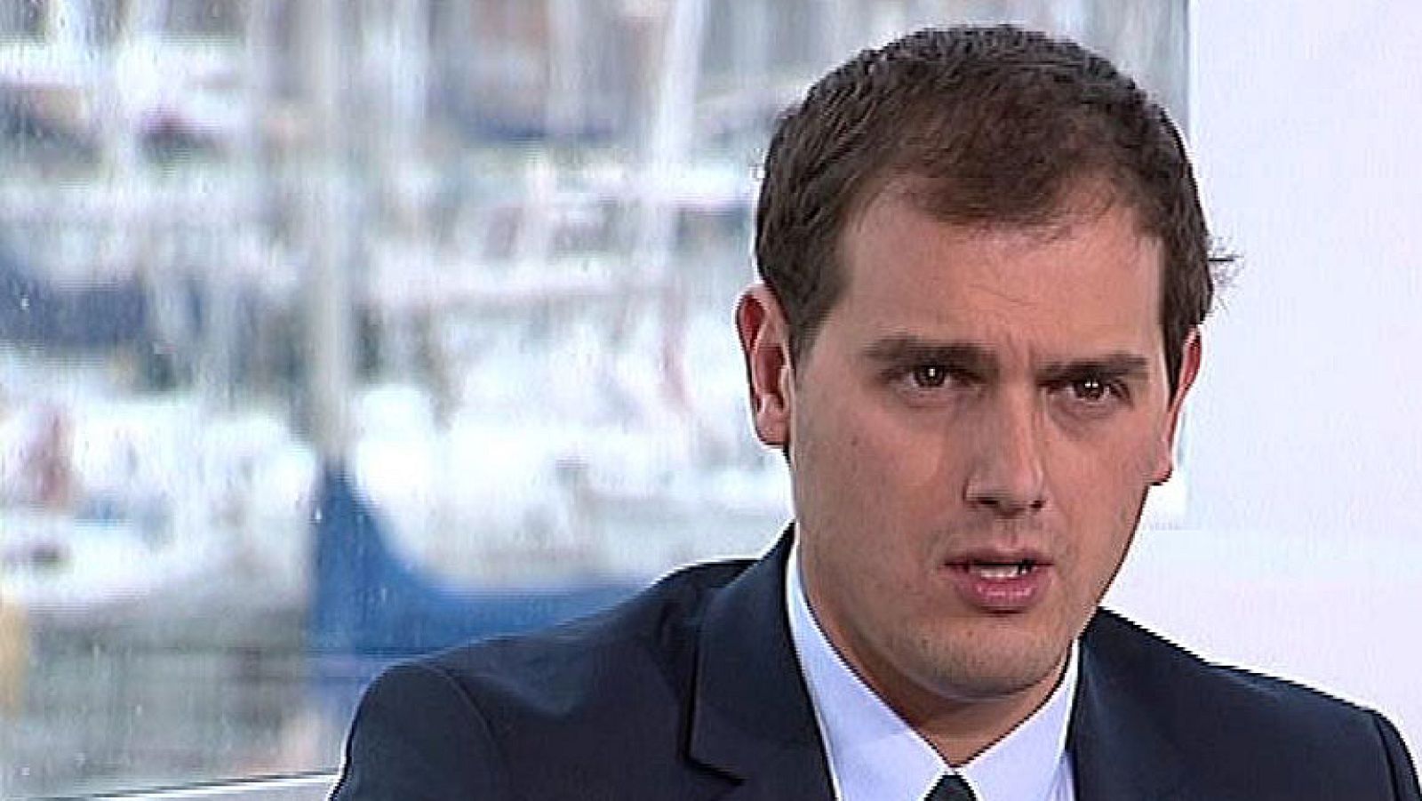Para el líder de Ciutadans (C's), Albert Rivera, Mas "se ha pegado un bacatazo estrepitoso y debería dimitir", por lo que su partido pedirá a CiU que no presente a este candidato para presidir la Generalitat porque ha "fracasado" y "ha puesto 'patas arriba' a Cataluña". No podemos tener a un presidente que ha "enfrentado a los catalanes entre sí", ha añadido.