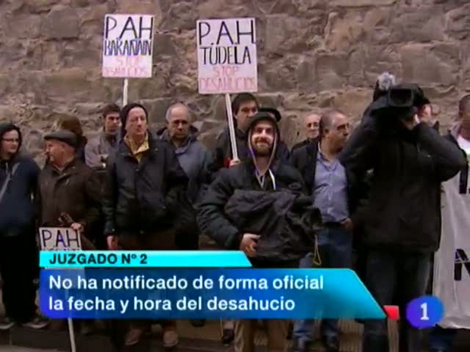  En Burlada de paraliza un nuevo desahucio. CCOO conmemora el día contra la violencia de género con una concentración. Navarra se prepara para una semana invernal. Osasuna vuleve a los entrenamientos con la mirada puesta en la Copa. (26/11/12)