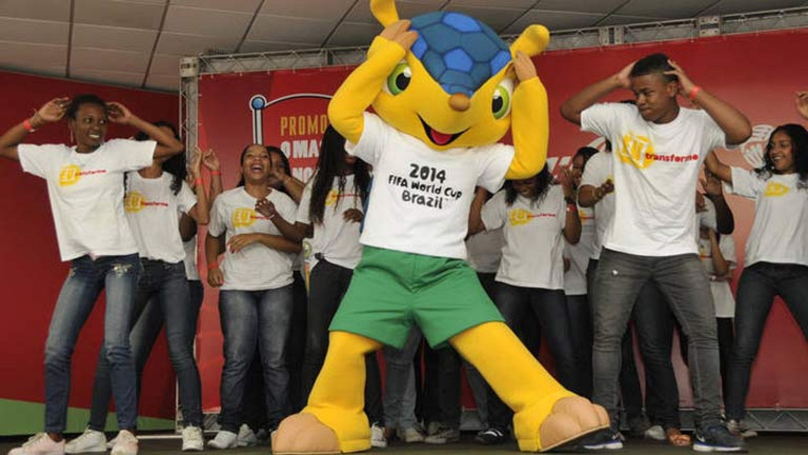 La FIFA ha anunciado que la mascota del Mundial de Brasil 2014 se llamará "Fuleco", nombre que ha resultado ganador en una votación popular, en la que han participado más de 1,7 millones de personas y ha recibido el 48% de los votos.