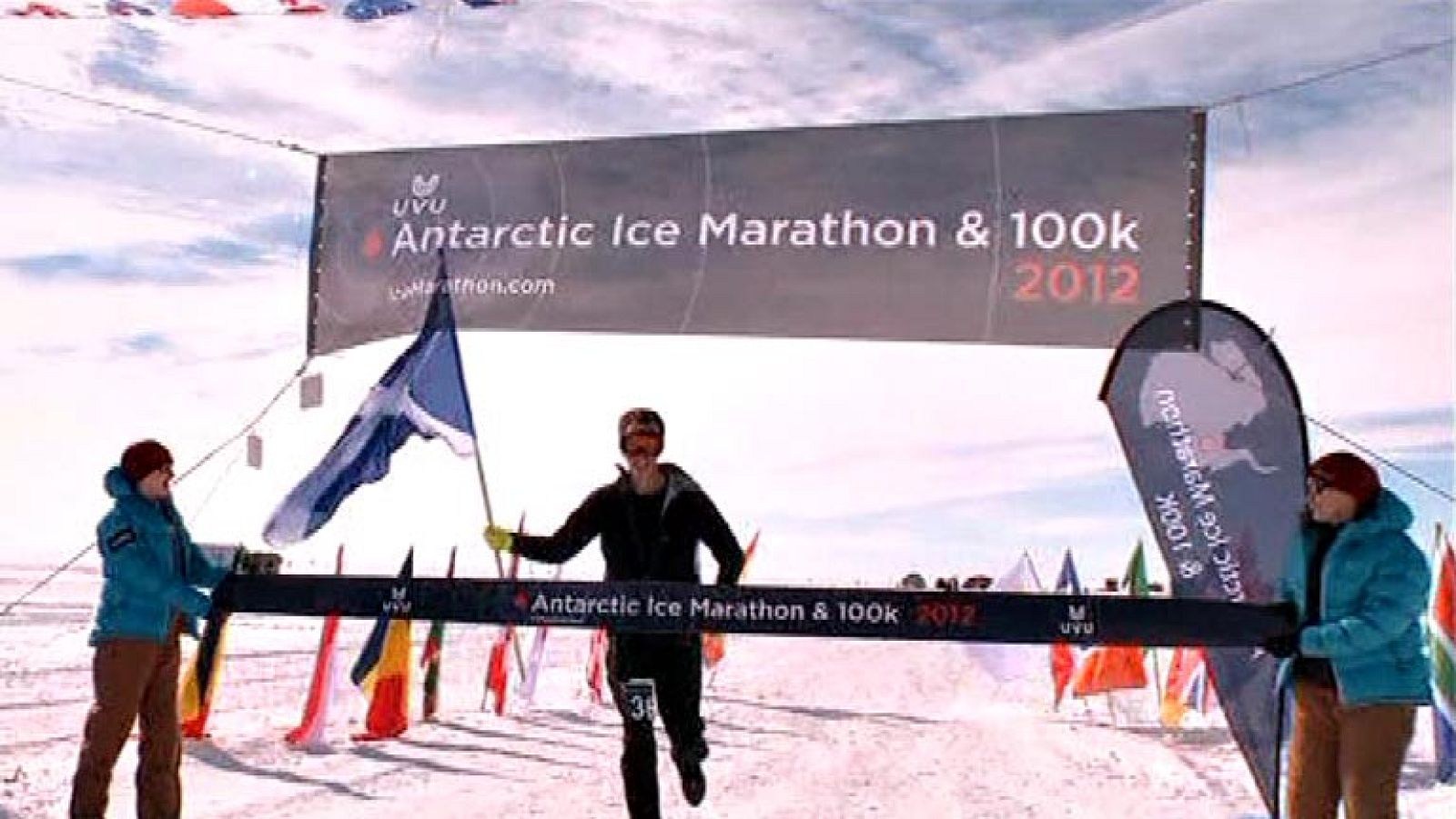 La Antártida es el escenario de uno de los maratones más duros que se disputan en el mundo: el maratón sobre hielo. Deporte extremo para auténticos titanes, entre ellos dos españoles, el segoviano Luis Marcos y el vasco Julen Urdaibai que han partic