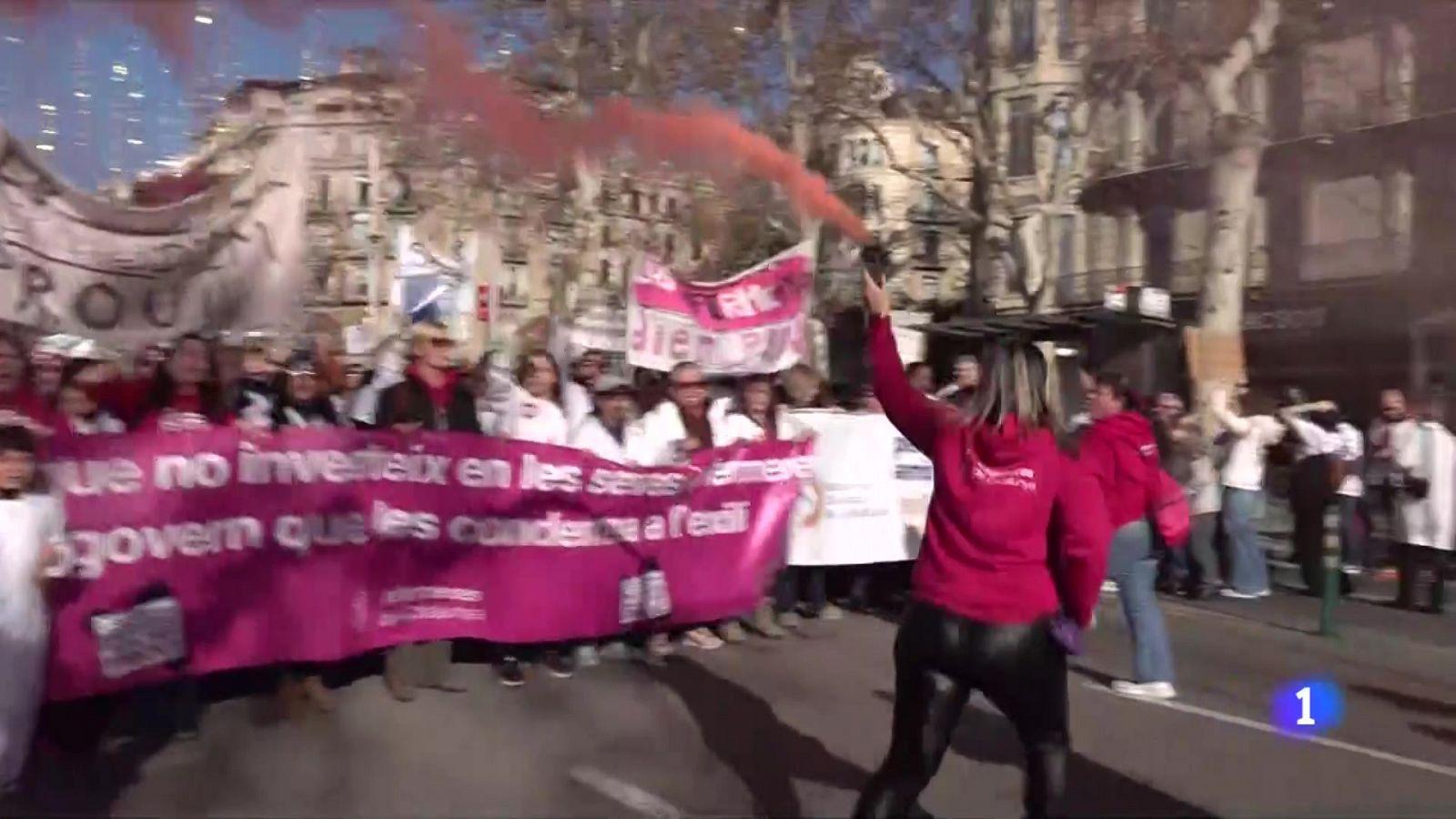 Les infermeres tornen a sortir al carrer per exigir més reconeixement