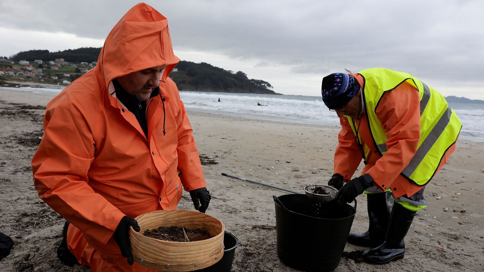 Una marea de voluntarios retira los pélets de las playas gallegas