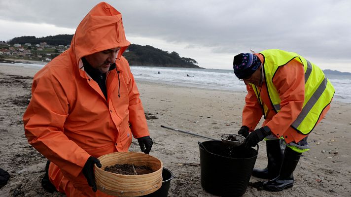 Los voluntarios se organizan para retirar los pélets de las playas gallegas
