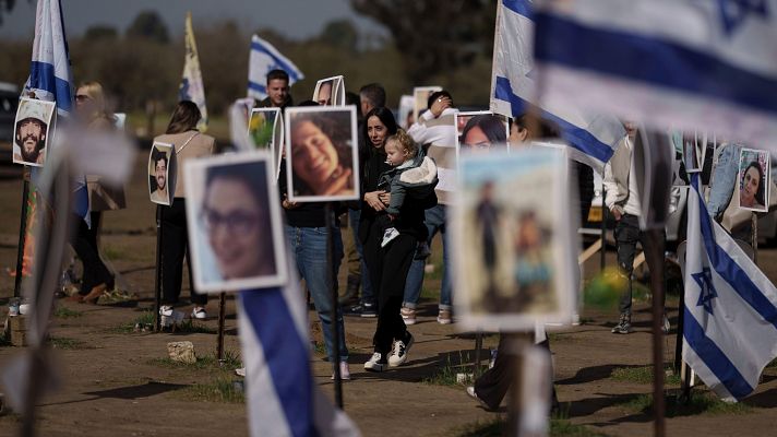 Sillas vacías y fotos recuerdan a los secuestrados en la vuelta a las aulas en Israel