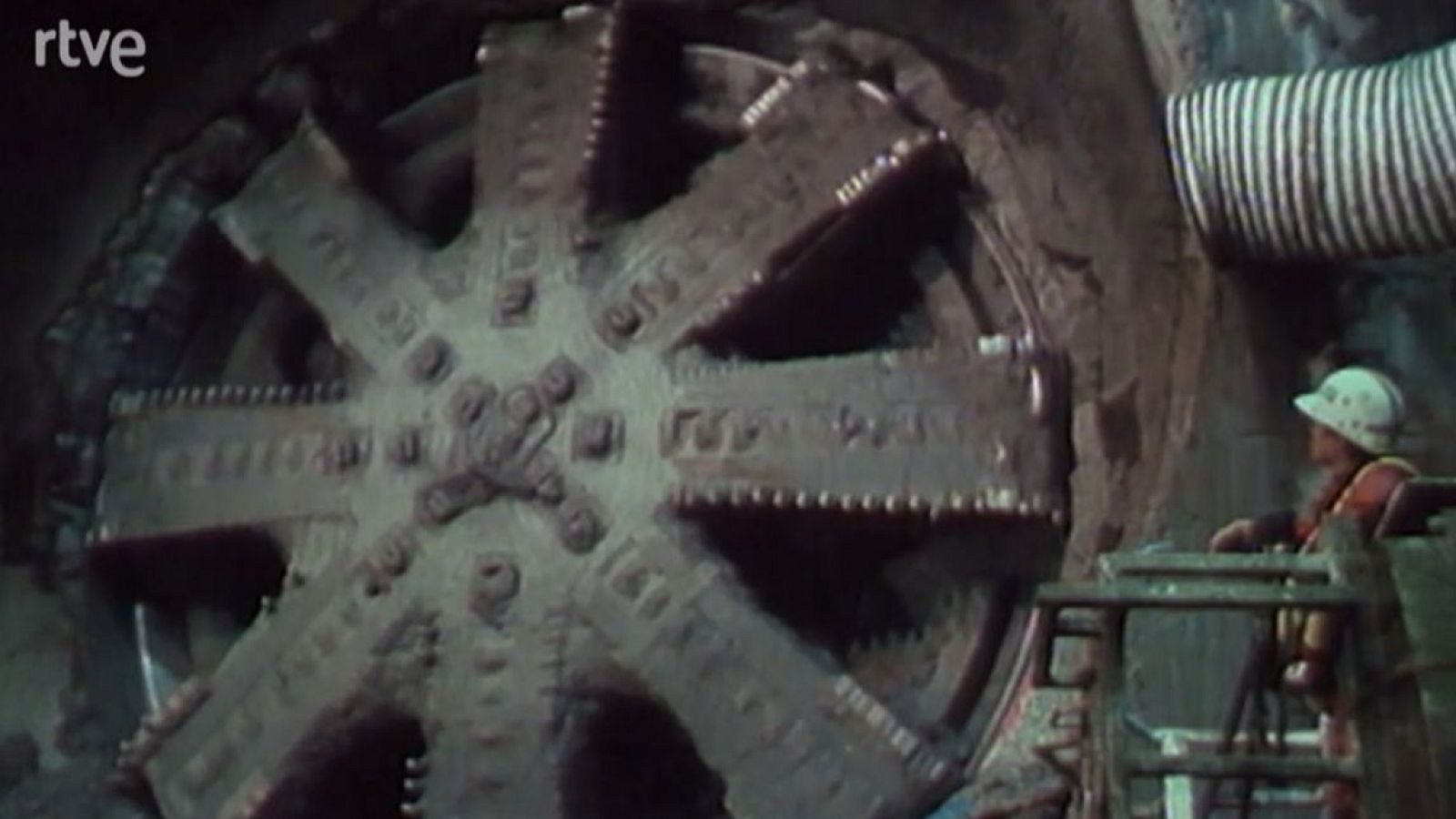 Longitud, latitud - El túnel de La Mancha - Longitud latitud | Ver