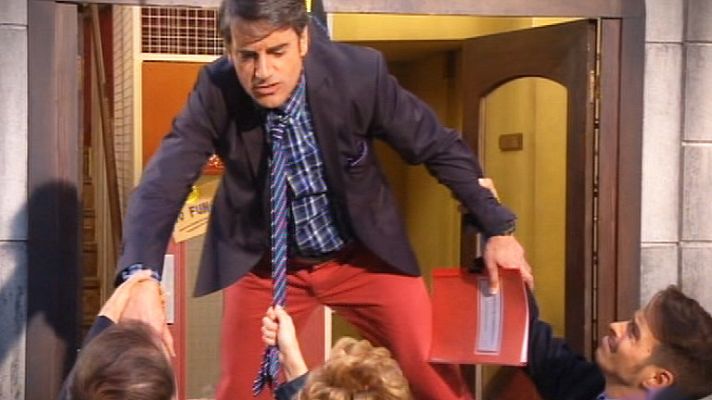 Stamos okupa2 - Carlos cae del balcón... con arnés