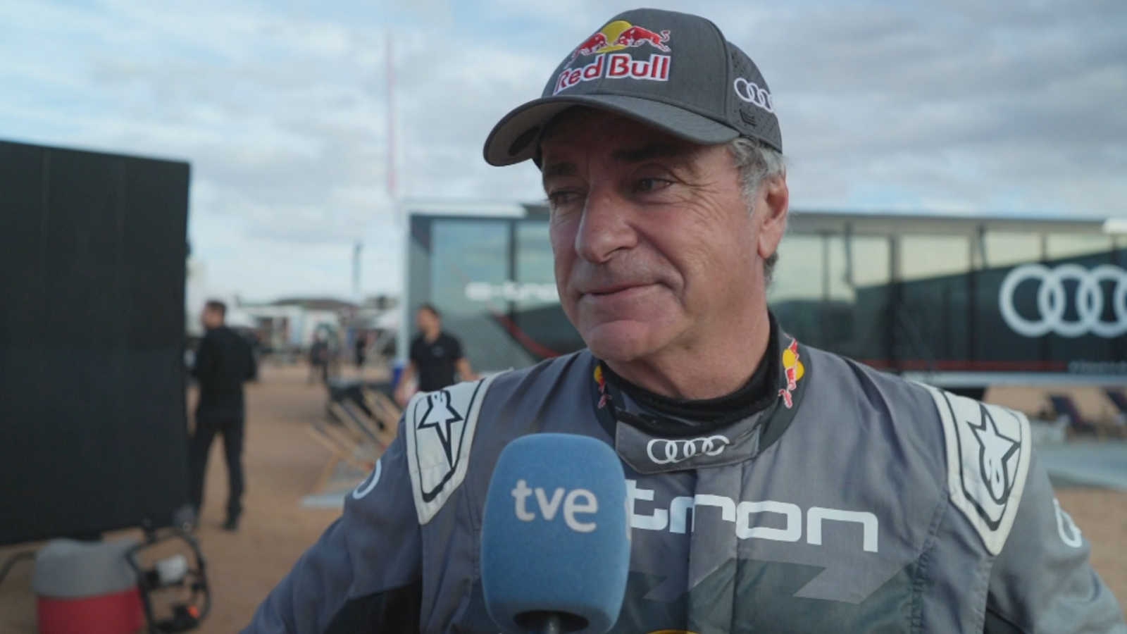 Carlos Sainz: "Quedan cuatro días largos para ganar el Dakar" | Ver