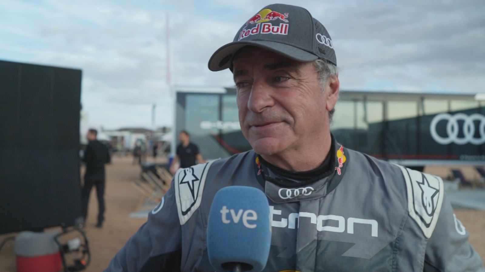 Carlos Sainz: "Quedan cuatro días largos para ganar el Dakar"