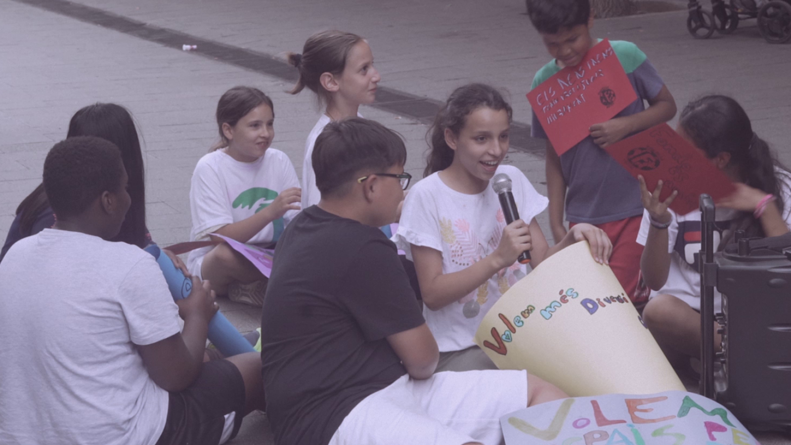 La pandilla unida de fondo, cortometraje de 'Salto de Eje' - Salto del Eje | Ver