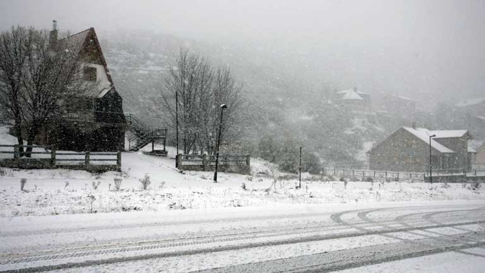 Nevadas en el noreste peninsular y lluvias en Galicia y Cataluña