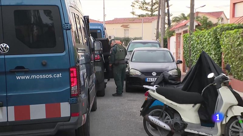 Almenys 4 detinguts en un operatiu contra el terrorisme gihadista a diverses localitats catalanes i Extremadura - L'Informatiu | Ver