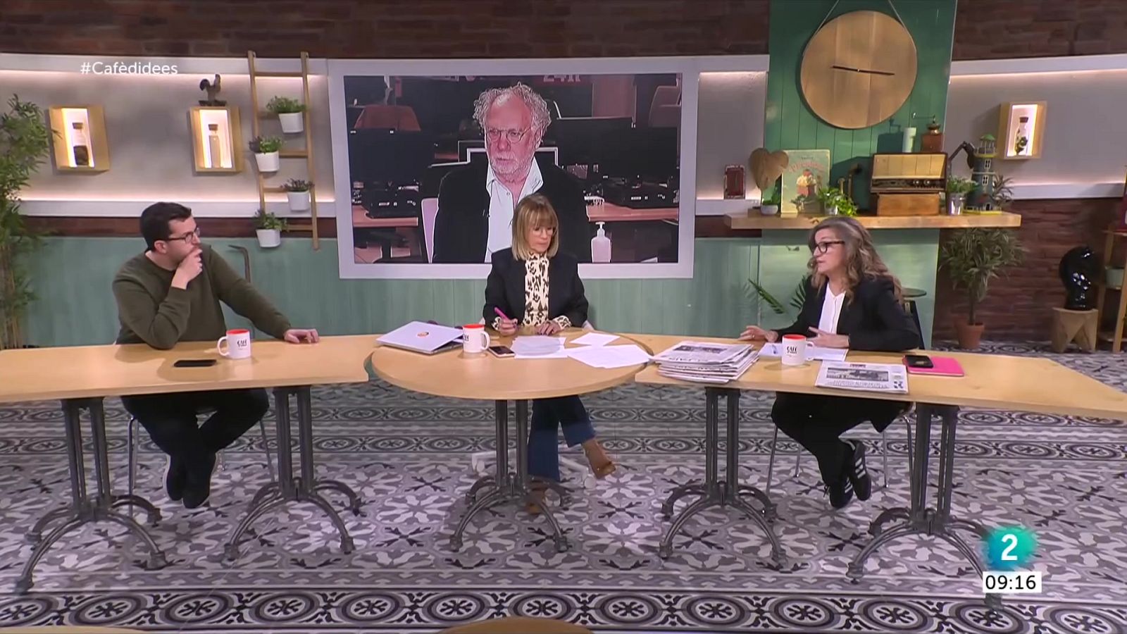 Gemma Nierga entrevista Quim Nadal. Sergio Dalma ens presenta 'Sonríe porque estás en la foto'. I Ernesto Ekaizer ens parla de l'Operació Catalunya.