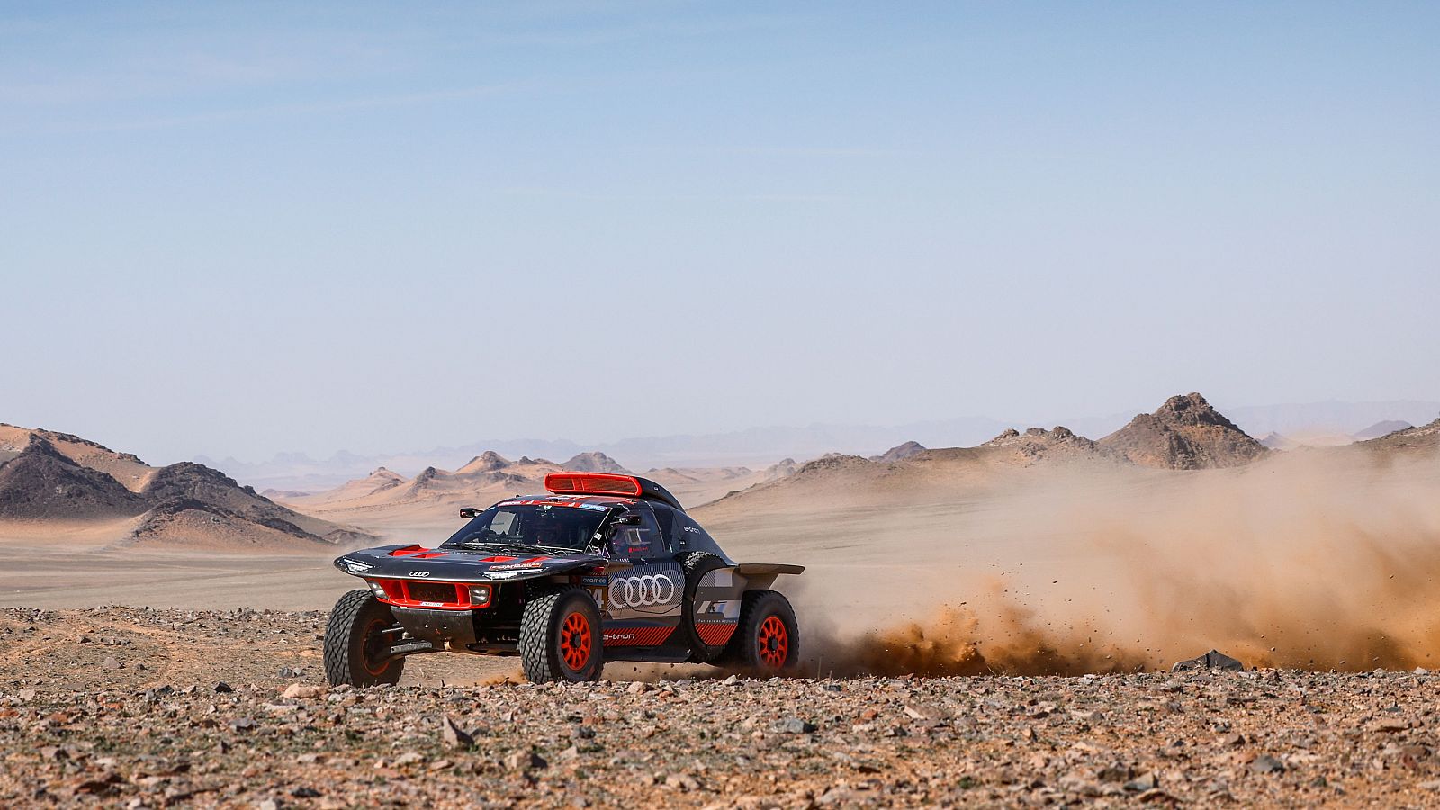 Carlos Sainz, líder del Dakar 2024 pese a los pinchazos; Loeb recorta 7'