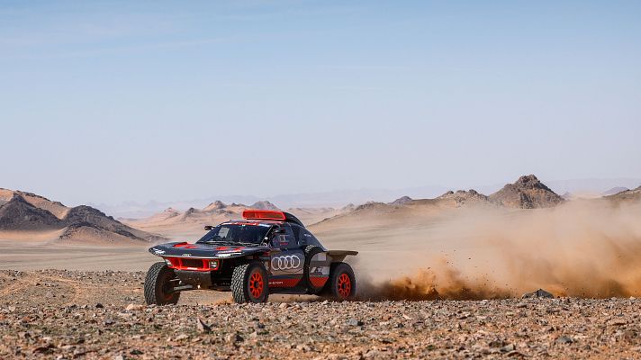 Carlos Sainz sigue líder del Dakar 2024 pese a los pinchazos