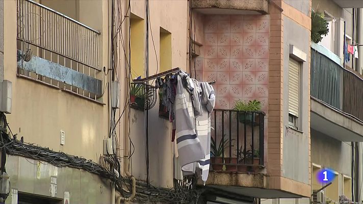 L'Informatiu - Entitats socials denuncien traves als migrants per empadronar-se