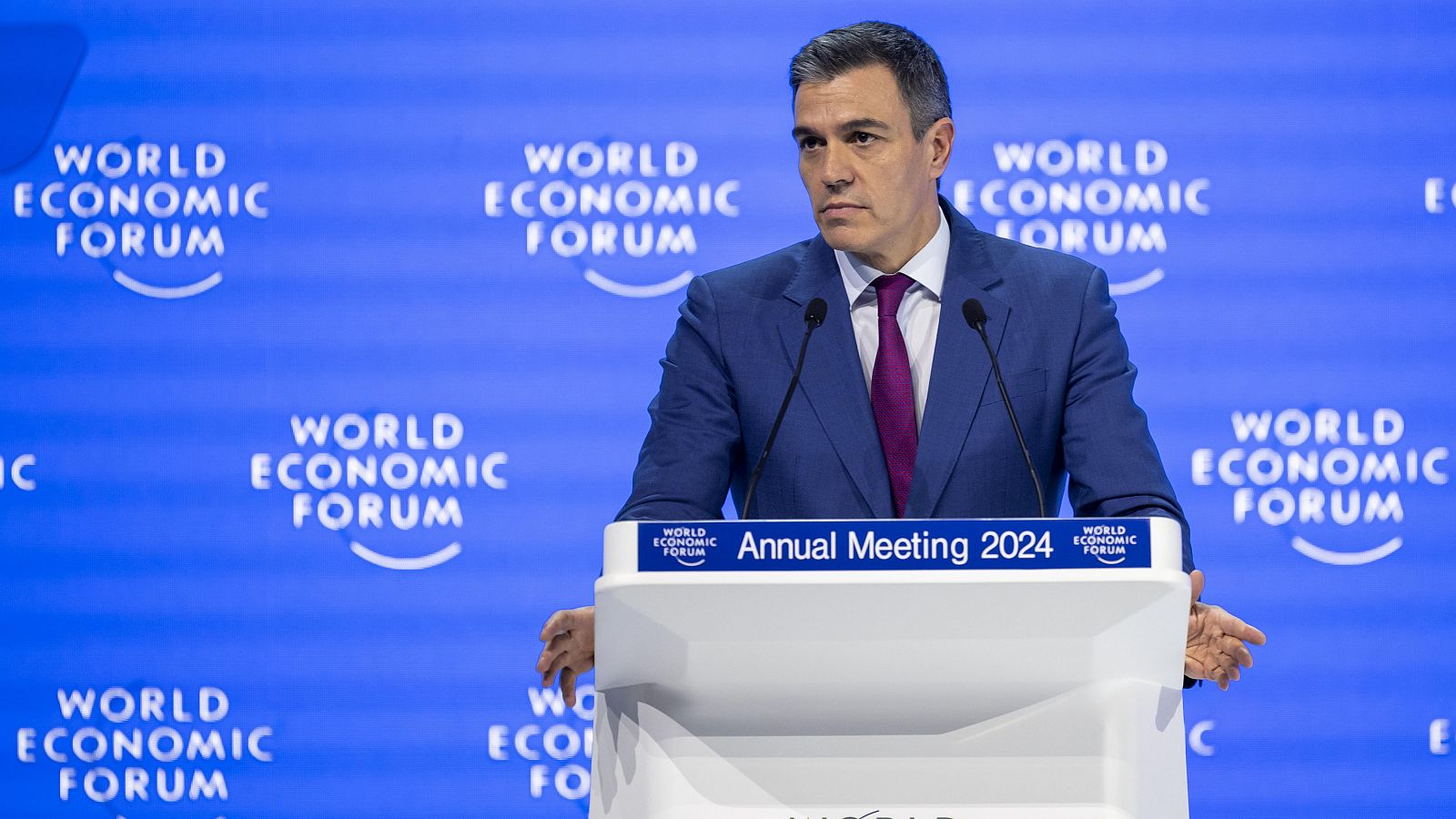 Sánchez pide a las empresas en Davos implicación con sus políticas sociales