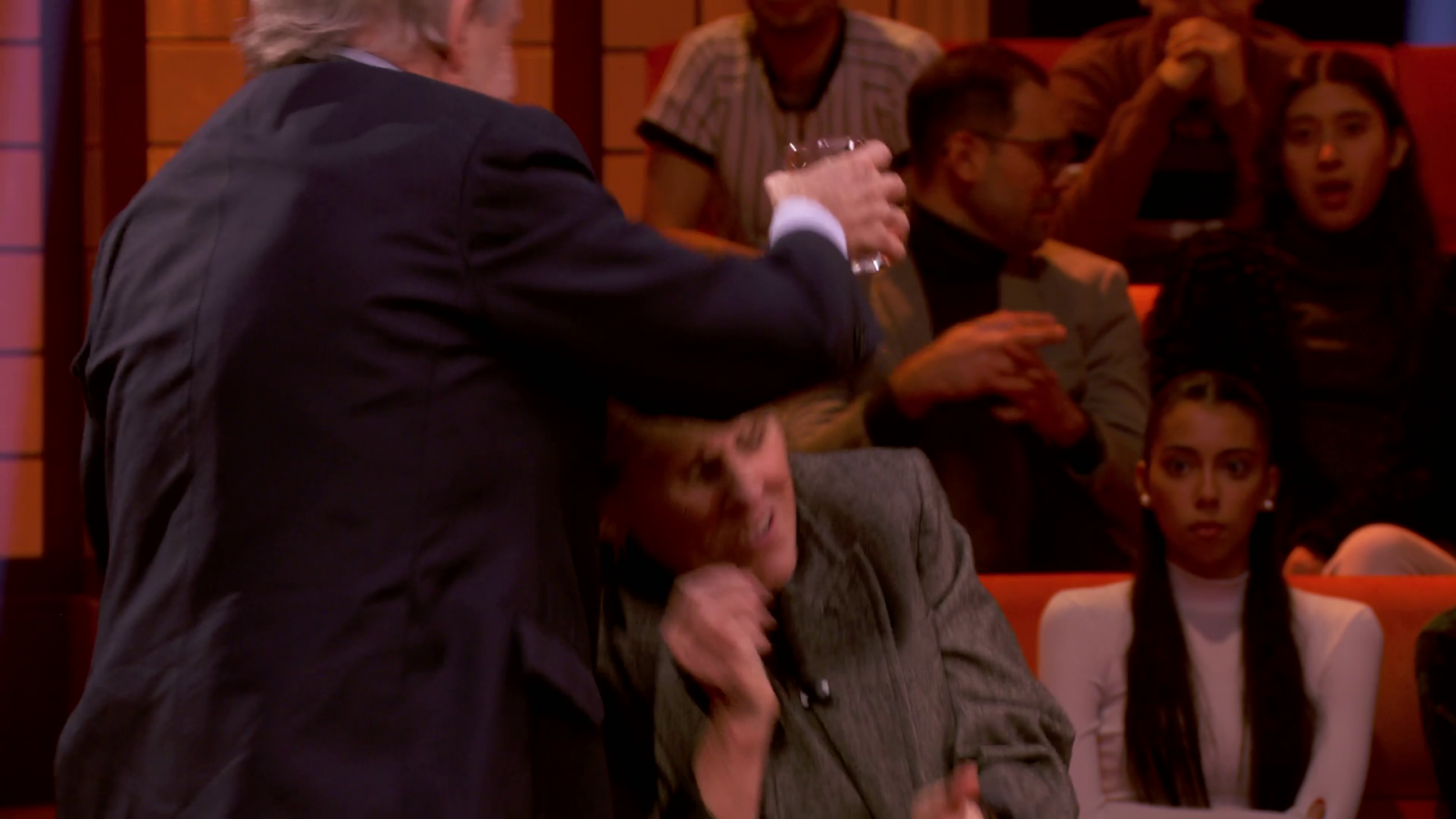 Jose María García le tira un vaso de agua a Mercedes Milá en su programa - No sé de qué me hablas | Ver