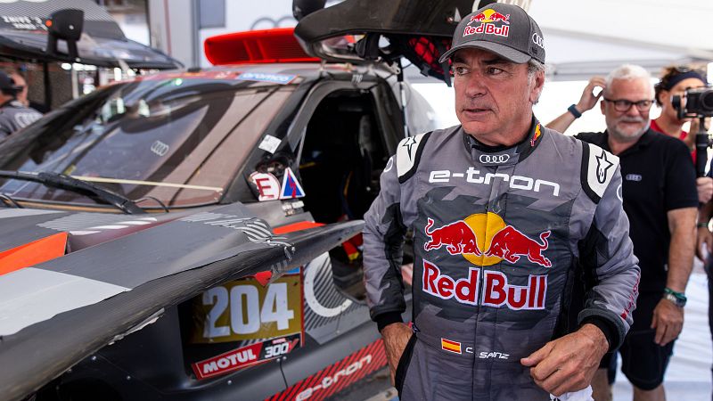 Carlos Sainz acaricia su cuarto Dakar tras la avera de Sbastien Loeb