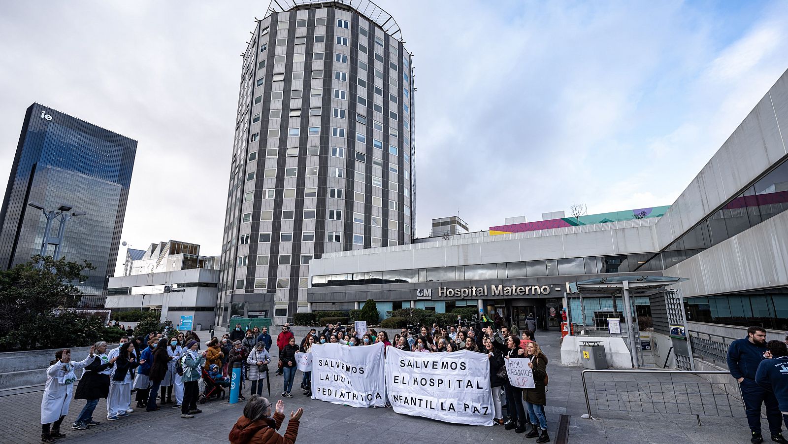 La UCI pediátrica de La Paz se queda sin médicos tras la readmisión de un jefe