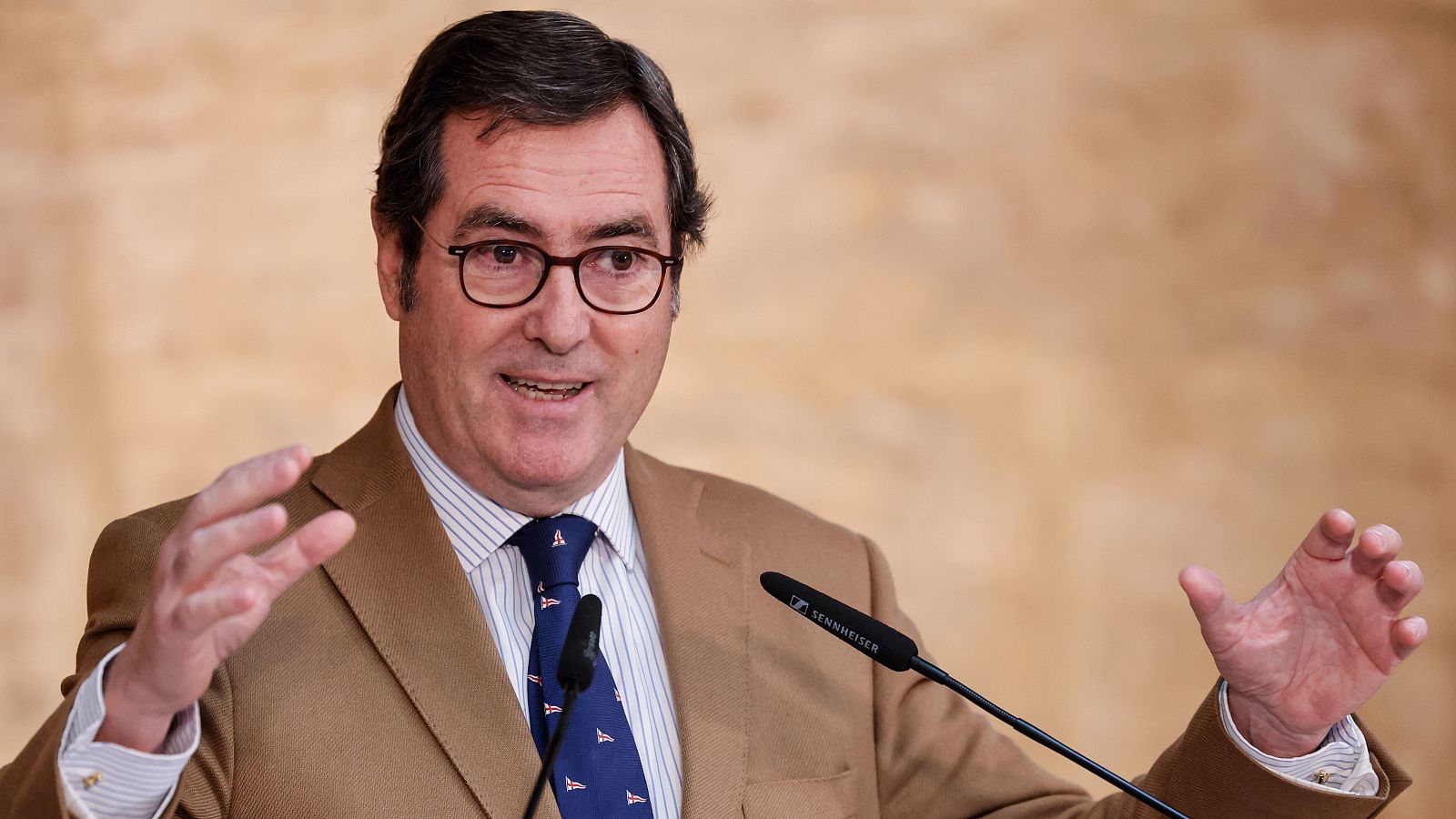 La CEOE responde con dureza a la propuesta de Yolanda Díaz: "Es de república bananera" | Ver