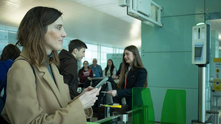 Telediario 1 - Sin mostrar el DNI o la tarjeta de embarque: el reconocimiento facial llega a los aeropuertos de España
