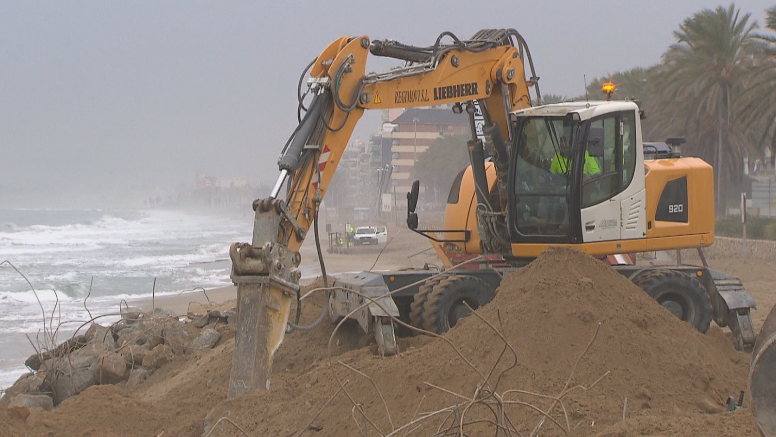 Calafell comença l’enderroc de part del passeig marítim | Ver