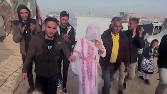 El campo de desplazados de Rafah cede un pequeño espacio a la alegría tras la celebración de una boda